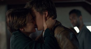 Movie still from “The Fault in Our Stars” (2014), directed by Josh Boone – A man and a woman kissing each other in a room; Close Up shot, Over the shoulder angle