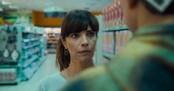 Movie still from “The Flash” (2023), directed by Andy Muschietti – A woman is looking at a man in a store; Close Up shot, Over the shoulder angle