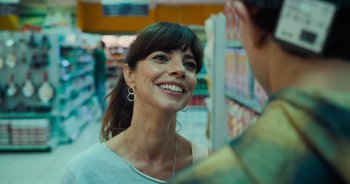 Movie still from “The Flash” (2023), directed by Andy Muschietti – A woman is talking to a man in a store; Close Up shot, Over the shoulder angle