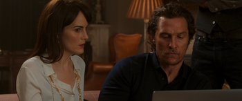 Movie still from “The Gentlemen” (2019), directed by Guy Ritchie – A man and a woman sitting next to each other on a laptop; Close Up shot, Over the shoulder angle