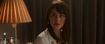 Movie still from “The Gentlemen” (2019), directed by Guy Ritchie – A person wearing a white shirt; Close Up shot, Over the shoulder angle