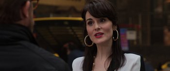 Movie still from “The Gentlemen” (2019), directed by Guy Ritchie – A person wearing a white jacket; Close Up shot, Over the shoulder angle