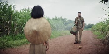 Movie still from “The Greatest Beer Run Ever” (2022), directed by Peter Farrelly – A man and a woman on a dirt road; Wide shot, Over the shoulder angle