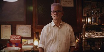 Movie still from “The Greatest Beer Run Ever” (2022), directed by Peter Farrelly – An older man standing in front of a counter; Close Up shot, Low angle