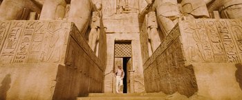 Movie still from “Death on the Nile” (2022), directed by Kenneth Branagh – A man standing in front of an entrance to an egyptian temple; Wide shot, Low angle