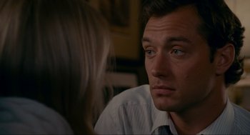 Movie still from “The Holiday” (2006), directed by Nancy Meyers – A person sitting in front of another person; Close Up shot, Over the shoulder angle