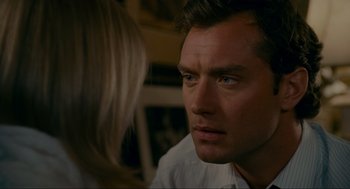 Movie still from “The Holiday” (2006), directed by Nancy Meyers – A person talking to another person; Close Up shot, Over the shoulder angle