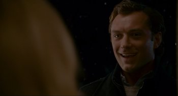 Movie still from “The Holiday” (2006), directed by Nancy Meyers – A man smiling at the camera in front of a mirror; Close Up shot, Over the shoulder angle