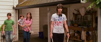Movie still from “Diary of a Wimpy Kid: Dog Days” (2012), directed by David Bowers – A man and a woman are standing in front of a house; Medium shot, Over the shoulder angle