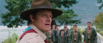 Movie still from “Diary of a Wimpy Kid: Dog Days” (2012), directed by David Bowers – A man in a brown hat is looking at the camera; Close Up shot, Over the shoulder angle