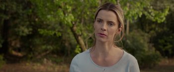 Movie still from “The Hunt” (2020), directed by Craig Zobel – A beautiful woman standing in front of a tree; Close Up shot, Over the shoulder angle