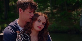 Movie still from “The In Between” (2022), directed by Arie Posin – A man and a woman sitting next to each other in a park; Close Up shot, Over the shoulder angle