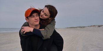 Movie still from “The In Between” (2022), directed by Arie Posin – A man and a woman hugging on the beach; Close Up shot, Over the shoulder angle