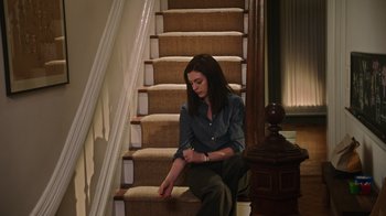 Movie still from “The Intern” (2015), directed by Nancy Meyers – A woman sitting on the stairs of a house; Wide shot, High angle