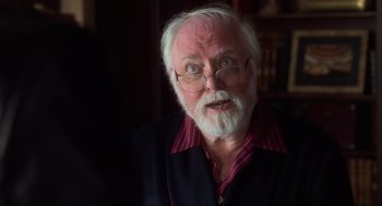 Movie still from “The Lost World: Jurassic Park” (1997), directed by Steven Spielberg – An old man with a beard and glasses; Close Up shot, Over the shoulder angle