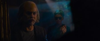 Movie still from “The Matrix Resurrections” (2021), directed by Lana Wachowski – A man and a woman are standing in the dark; Medium shot, Over the shoulder angle