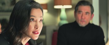 Movie still from “The Meg” (2018), directed by Jon Turteltaub – A woman with a black shirt is looking at the camera while a man in a black shirt is looking at the camera; Close Up shot, Over the shoulder angle