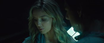 Movie still from “The Mummy” (2017), directed by Alex Kurtzman – A person with long blonde hair; Close Up shot, Over the shoulder angle