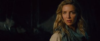 Movie still from “The Mummy” (2017), directed by Alex Kurtzman – A person with long blonde hair; Close Up shot, Over the shoulder angle