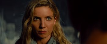 Movie still from “The Mummy” (2017), directed by Alex Kurtzman – A person with long blonde hair; Close Up shot, Over the shoulder angle
