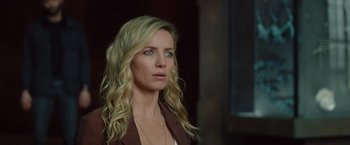 Movie still from “The Mummy” (2017), directed by Alex Kurtzman – A woman with long blonde hair wearing a brown jacket; Close Up shot, Over the shoulder angle