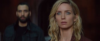 Movie still from “The Mummy” (2017), directed by Alex Kurtzman – A person with long hair and blue eyes; Close Up shot, Over the shoulder angle