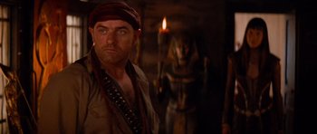 Movie still from “The Mummy Returns” (2001), directed by Stephen Sommers – A person wearing a hat; Close Up shot, Over the shoulder angle
