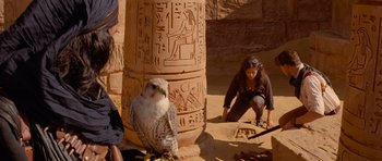 Movie still from “The Mummy Returns” (2001), directed by Stephen Sommers – A woman and an owl in front of an egyptian pillar; Medium shot, Over the shoulder angle