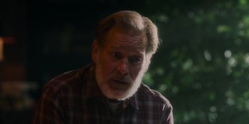 Movie still from “The Noel Diary” (2022), directed by Charles Shyer – An old man with a beard and a plaid shirt; Close Up shot, Over the shoulder angle