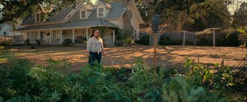 Movie still from “The Starling” (2021), directed by Theodore Melfi – A woman standing in front of a house; Wide shot, Over the shoulder angle