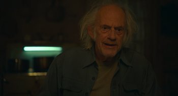 Movie still from “The Tender Bar” (2021), directed by George Clooney – An old man with white hair is looking at the camera; Close Up shot, Low angle