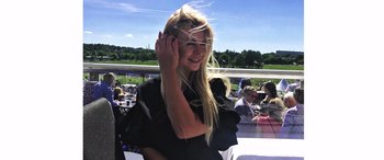 Movie still from “The Tinder Swindler” (2022), directed by Felicity Morris – A beautiful blond haired woman wearing a black dress; Medium shot, Low angle