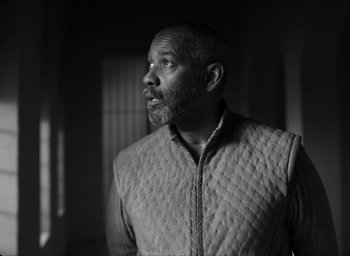 Movie still from “The Tragedy of Macbeth” (2021), directed by Joel Coen – A black and white photo of a man looking up; Close Up shot, Low angle
