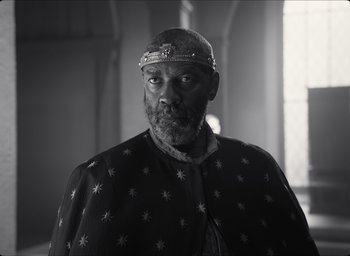 Movie still from “The Tragedy of Macbeth” (2021), directed by Joel Coen – A black and white photo of a man wearing a crown; Close Up shot, Low angle