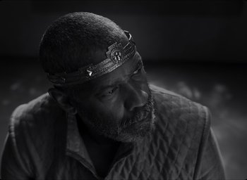 Movie still from “The Tragedy of Macbeth” (2021), directed by Joel Coen – A black and white photo of a man wearing a crown; Close Up shot, High angle