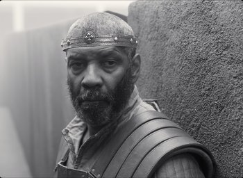 Movie still from “The Tragedy of Macbeth” (2021), directed by Joel Coen – Black and white photograph of a man wearing a crown; Close Up shot, Low angle