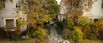 Movie still from “The Ugly Truth” (2009), directed by Robert Luketic – A garden with a statue of a woman in the middle of the yard; Extreme Wide shot, High angle