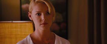 Movie still from “The Ugly Truth” (2009), directed by Robert Luketic – A person with short blonde hair; Close Up shot, Over the shoulder angle