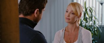 Movie still from “The Ugly Truth” (2009), directed by Robert Luketic – A man and a woman talking to each other; Close Up shot, Over the shoulder angle
