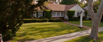 Movie still from “The Ugly Truth” (2009), directed by Robert Luketic – A house that has a lot of grass in front of it; Extreme Wide shot, High angle