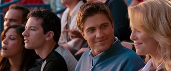 Movie still from “The Ugly Truth” (2009), directed by Robert Luketic – A person sitting in a crowd of people; Close Up shot, Over the shoulder angle