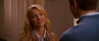 Movie still from “The Ugly Truth” (2009), directed by Robert Luketic – A woman smiles at the camera while talking to a man; Close Up shot, Over the shoulder angle