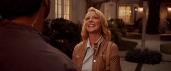 Movie still from “The Ugly Truth” (2009), directed by Robert Luketic – A woman in a brown jacket is looking up; Medium shot, Over the shoulder angle