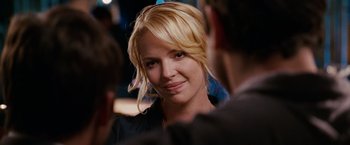 Movie still from “The Ugly Truth” (2009), directed by Robert Luketic – A woman with blonde hair is smiling for the camera; Close Up shot, Over the shoulder angle