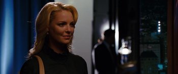 Movie still from “The Ugly Truth” (2009), directed by Robert Luketic – A woman with blonde hair is posing for a picture; Close Up shot, Over the shoulder angle