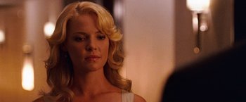 Movie still from “The Ugly Truth” (2009), directed by Robert Luketic – A woman with long blonde hair looking into a mirror; Close Up shot, Over the shoulder angle