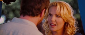 Movie still from “The Ugly Truth” (2009), directed by Robert Luketic – A woman talking to a man in front of a building; Close Up shot, Over the shoulder angle