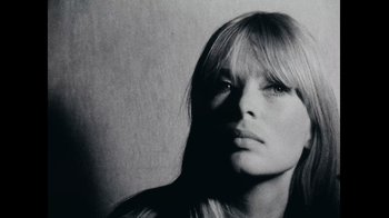 Movie still from “The Velvet Underground” (2021), directed by Todd Haynes – A black and white photo of a woman with long hair; Close Up shot, Low angle