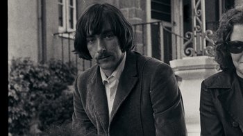 Movie still from “The Velvet Underground” (2021), directed by Todd Haynes – Black and white photograph of a man with long hair; Close Up shot, Low angle
