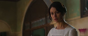 Movie still from “The Water Diviner” (2014), directed by Russell Crowe – A woman in a white dress standing in front of a building; Close Up shot, Over the shoulder angle